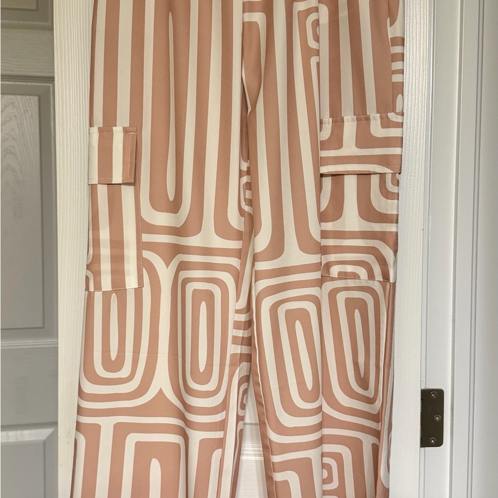 Women's Geometric Print Cargo Pants in Beige and White